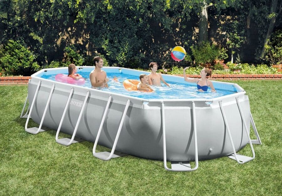 משפחה נהנית בבריכת מסגרת אובלית INTEX בחצר, עם כדור ים מתנפח | yrz